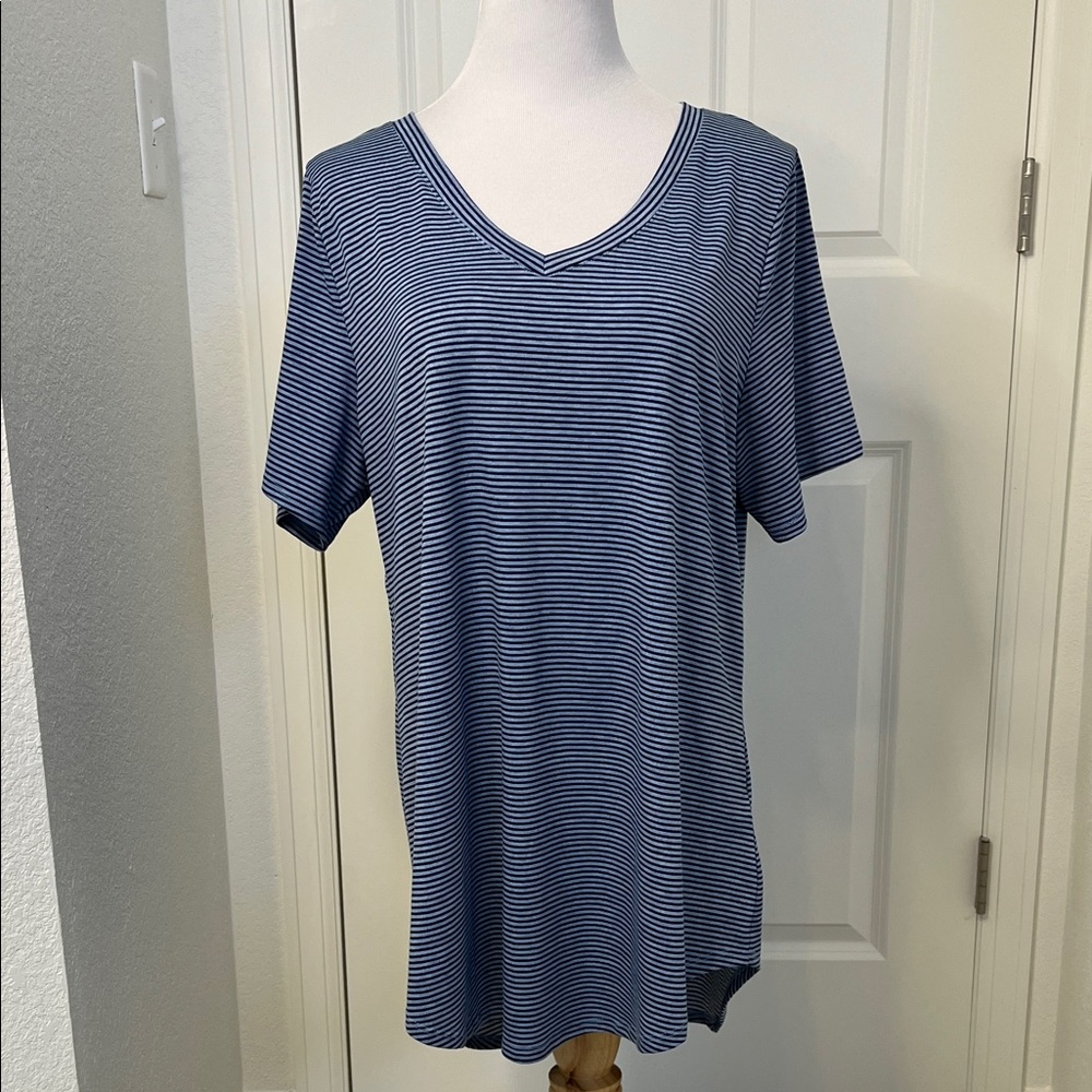 LuLaRoe Iris Large 14-16 Navy Blue Micro Stripe V Neck Tunic Top
